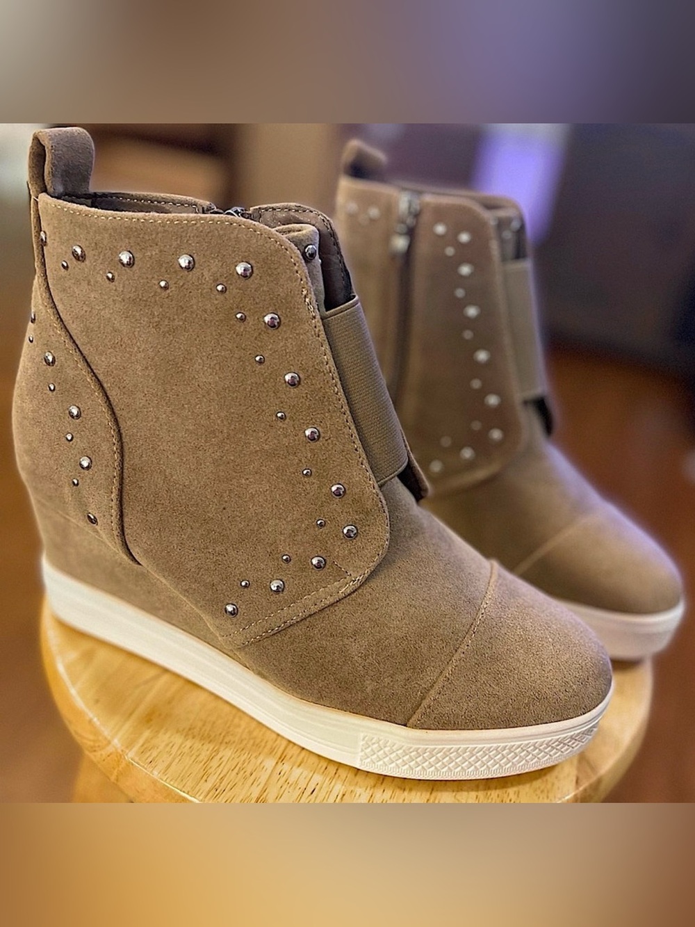 🎉🩷SALE🩷🎉 🆕🌿LETS SEE STYLE: TAN Faux Suede Wedge Sneakers SIZE 8.5